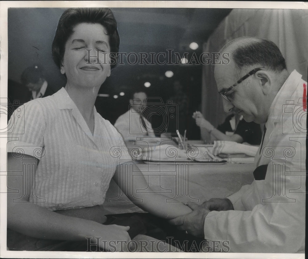 1957 Press Photo City Health Department give Asian flu shots, Milwaukee - Historic Images