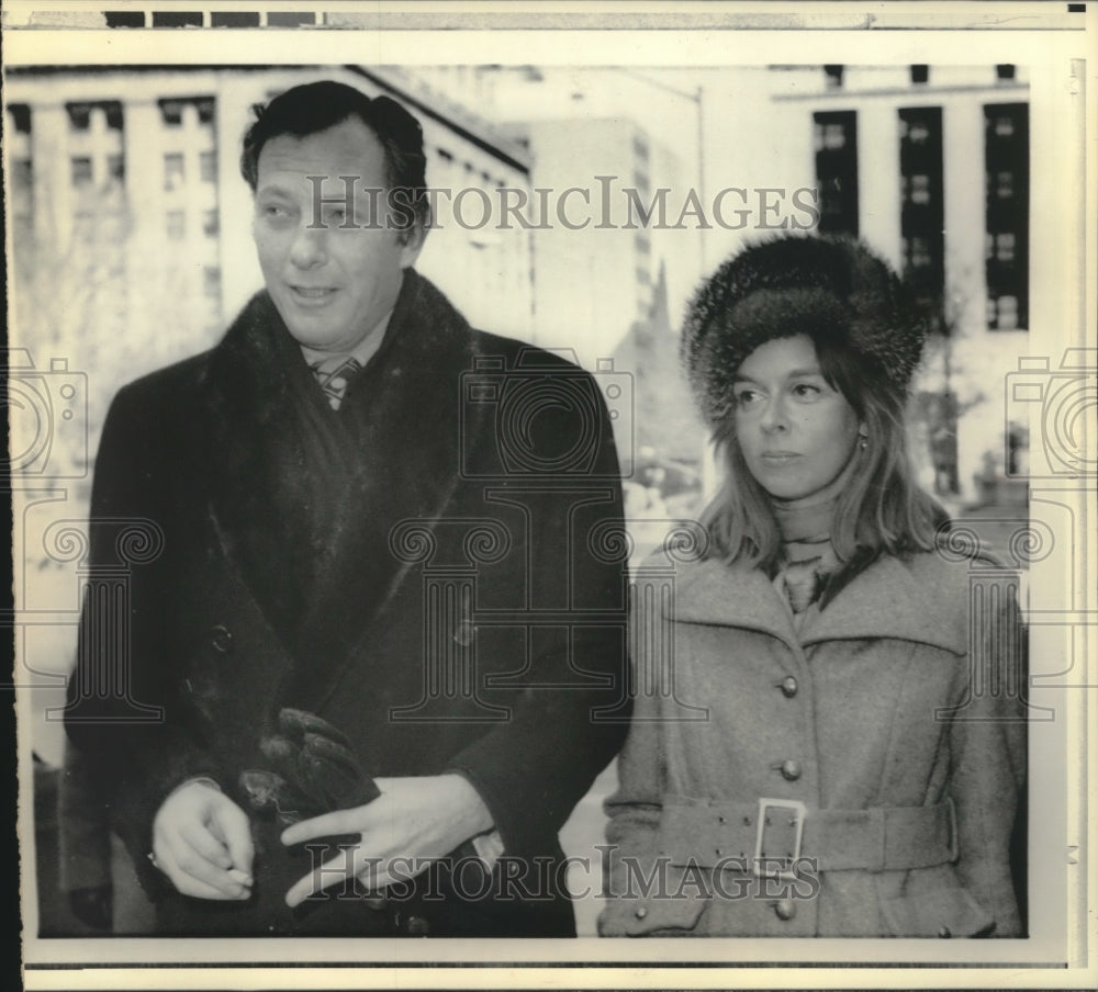 1972 Press Photo Author Clifford Irving and wife, Edith, at New York court - Historic Images