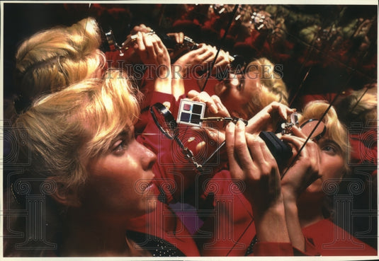 1994 Press Photo Research Worker at IBM Plant in Poughkeepsie With Processor - Historic Images
