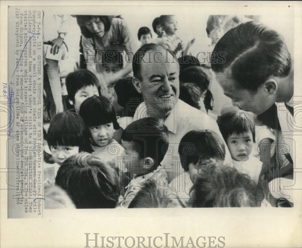 1966 Press Photo Vice President Humphrey surrounded by children, Phu Tho Hoa - Historic Images