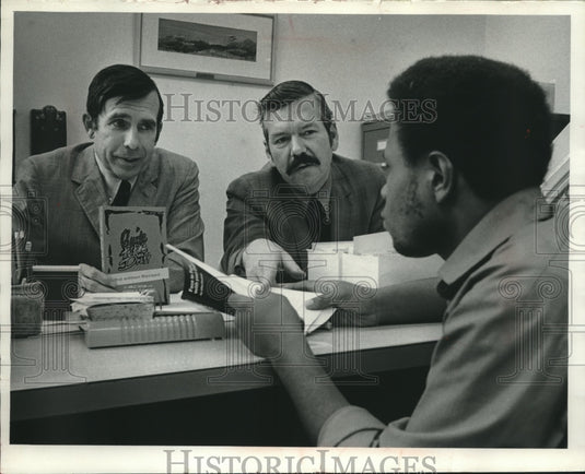 1972 Press Photo Smith gets answers from Sorauf and Michelson, Rufus King High - Historic Images