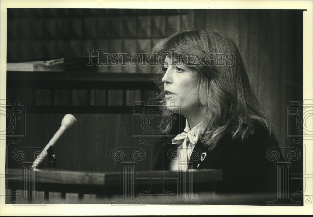 1980 Press Photo Marilyn Mee testifies at Christ T. Seraphim hearing - mjc00978 - Historic Images