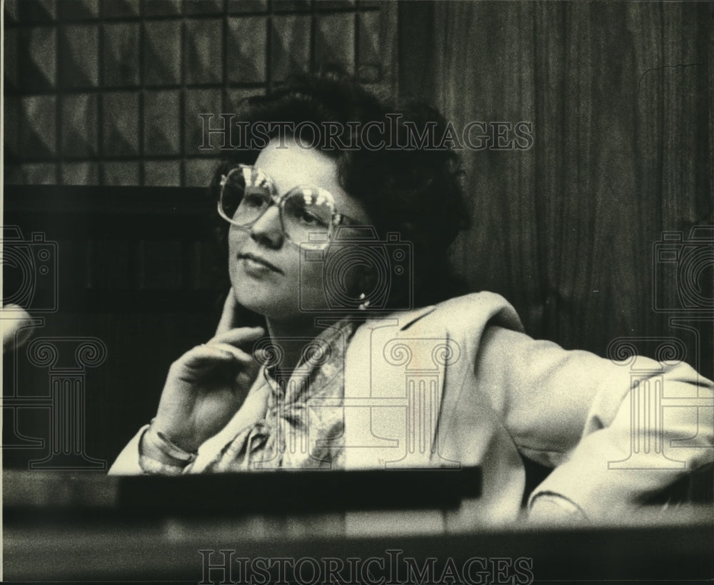 1980 Press Photo Pamela Thomas testified at Christ T. Seraphim hearing - Historic Images