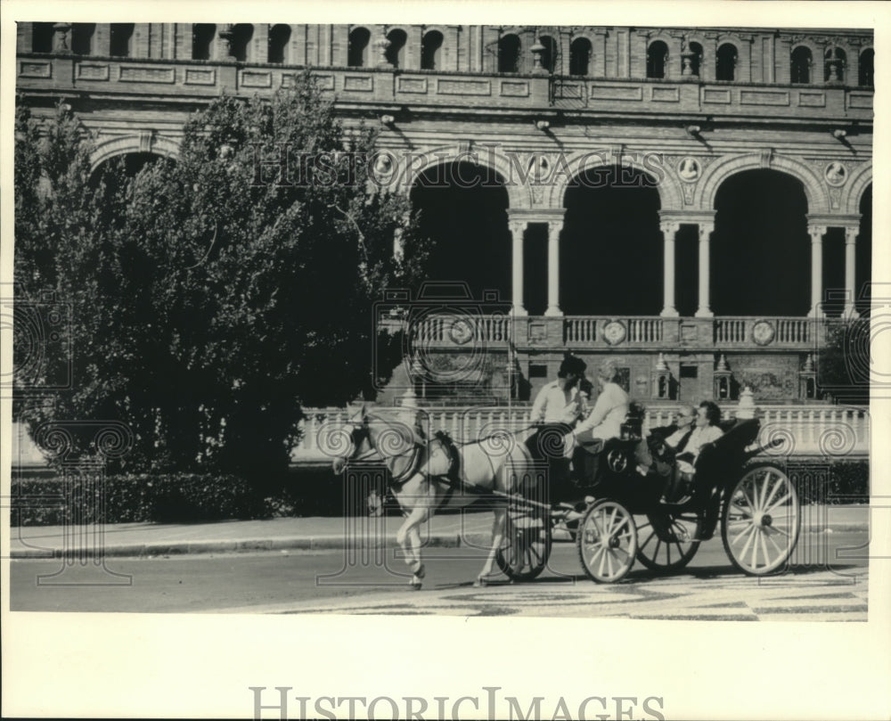 1987 Press Photo Horse-drawn carriage tours through Seville, Spain - mjc00990 - Historic Images