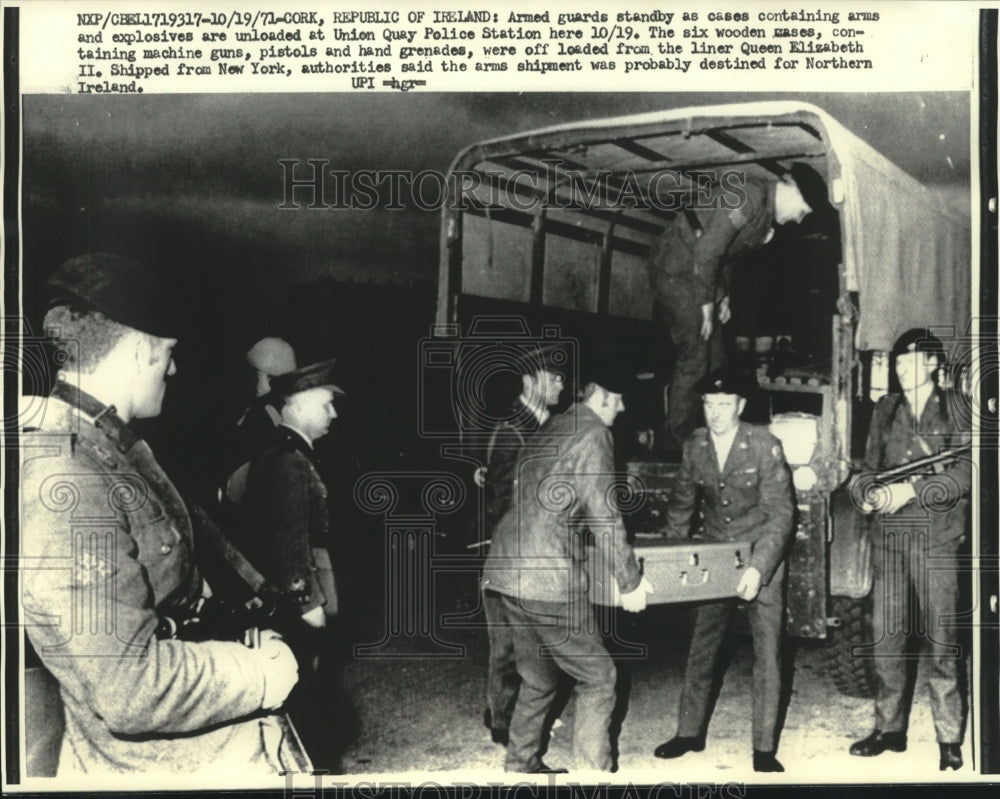 1971 Press Photo Armed guards at Union Quay Police Station, Ireland - mjc00991 - Historic Images