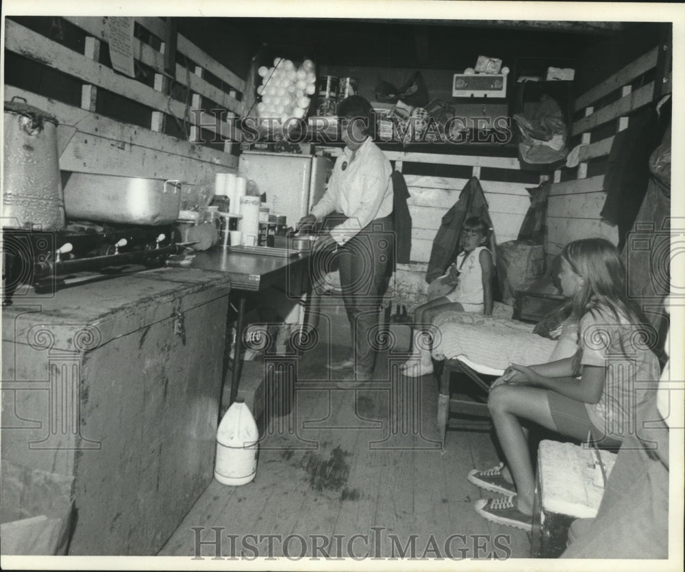 1982, Joy Sparrow and kids in kitchen. - mjc01022 - Historic Images