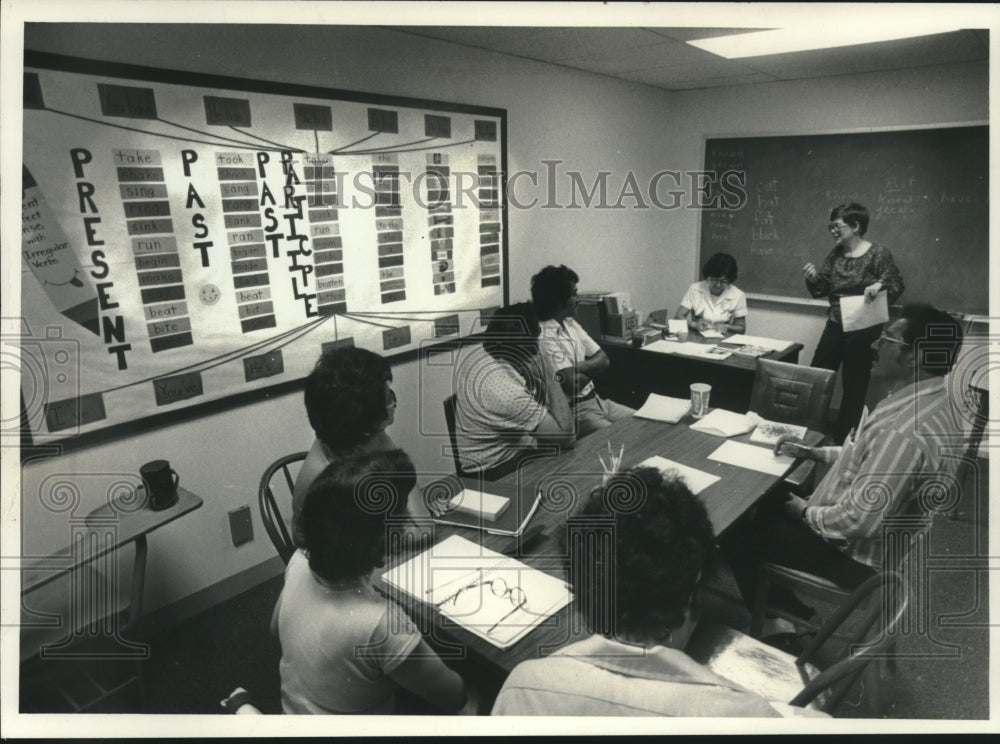 1978 Press Photo Joye Franzen teaching at the new Spanish Center Wisconsin - Historic Images