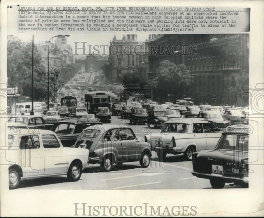 1968 Press Photo Large amount of cars converge at Madrid intersection, Spain - Historic Images