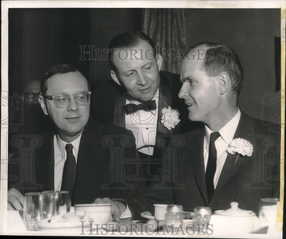 1958 Press Photo Henry L. Sonneborn and others at Milwaukee Press Club&#39;s Dinner - Historic Images