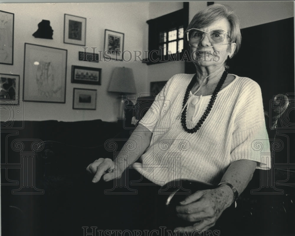 1987 Press Photo Jacquelyn Sooneborn rests at home - mjc01053 - Historic Images
