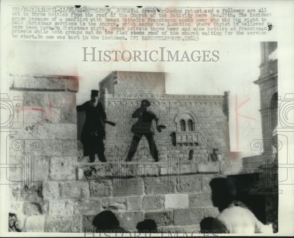 1961 Press Photo Greek Orthodox priest, follower, Church of the Nativity Jorndan - Historic Images