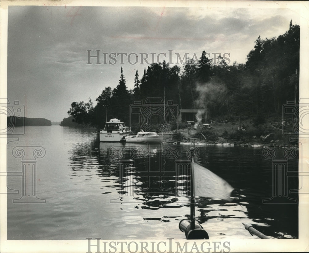 1963 Press Photo Boats docked next to campsite Isle Royale National Park-Historic Images