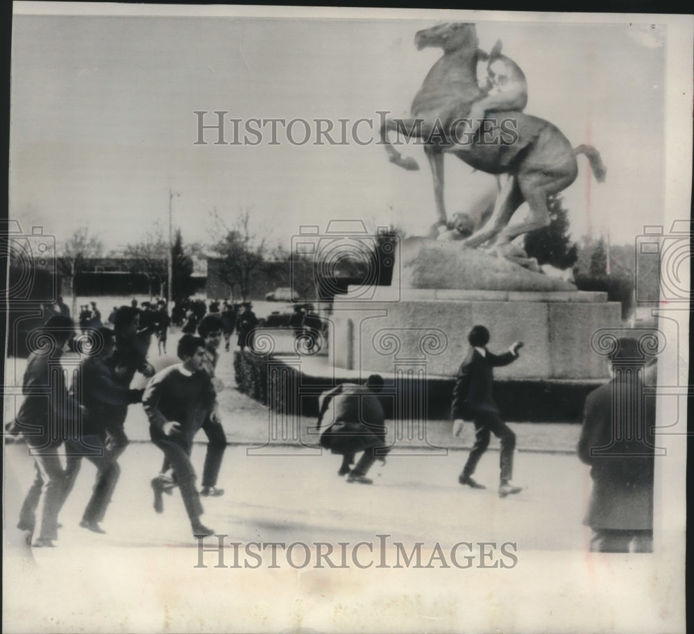 1967 Press Photo University students in Madrid, Spain clash with police. - Historic Images