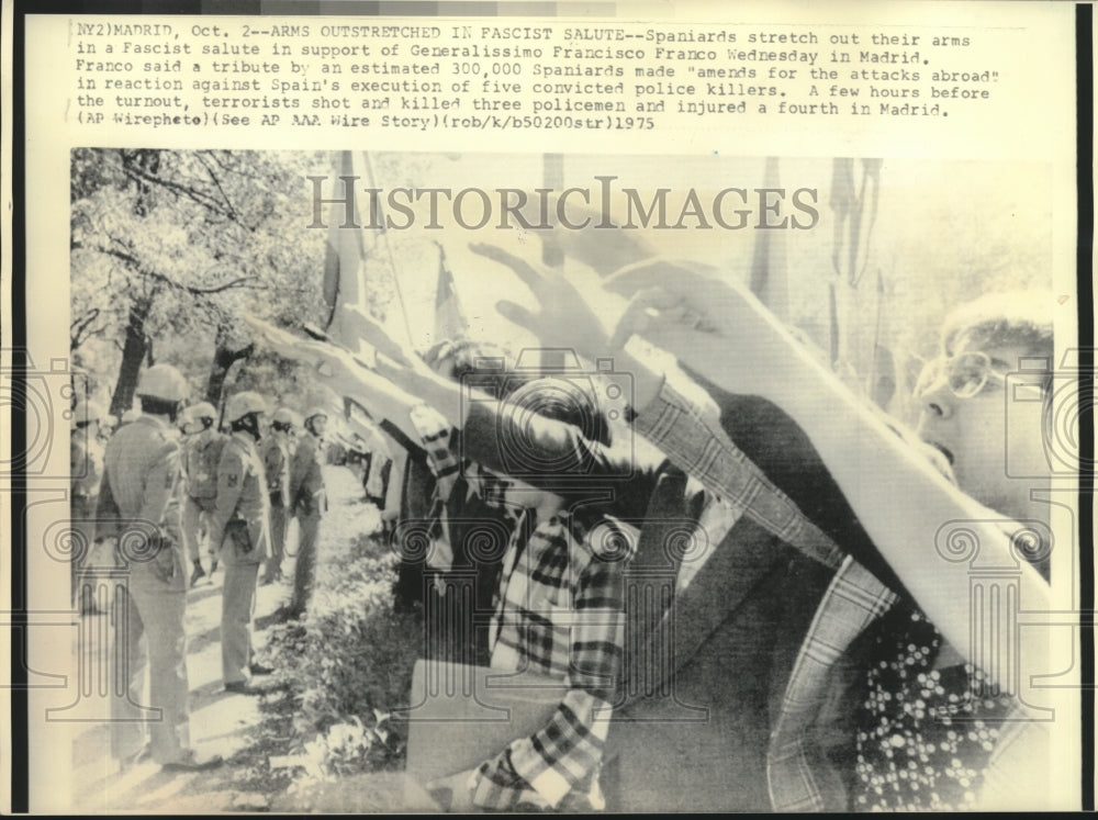 1975 Press Photo Spaniards support Generalissimo Francisco Franco in Madrid. - Historic Images