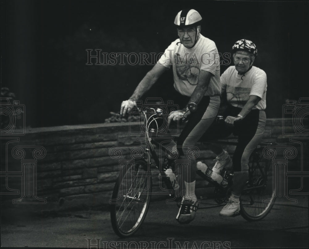 1990 Press Photo Mark, Trudy Stahmann ride tandem bike, Bike-A-Thon, Wisconsin - Historic Images