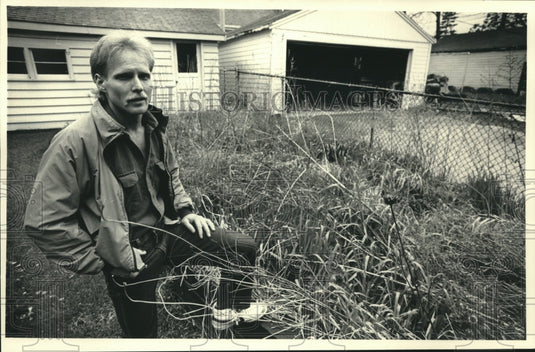 1987 Press Photo Jef Spalding, Wauwatosa grows patch of Wisconsin prairie plants - Historic Images