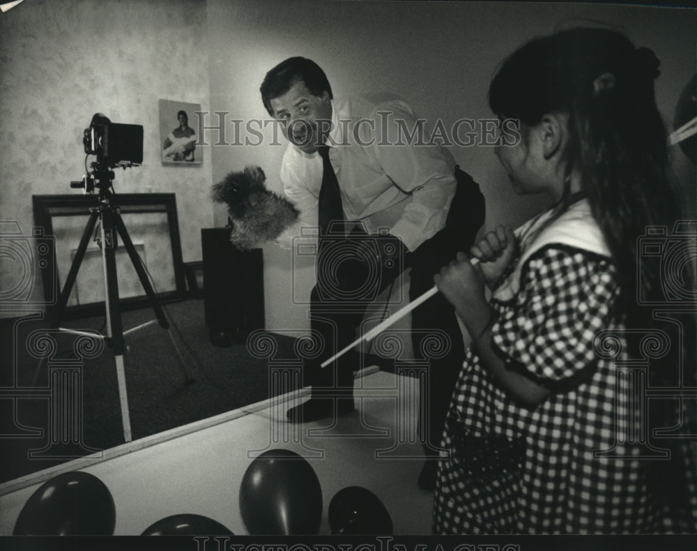 1993 Press Photo Stuart Stahl, Artcraft by Lee, coaxes smile from young subject - Historic Images