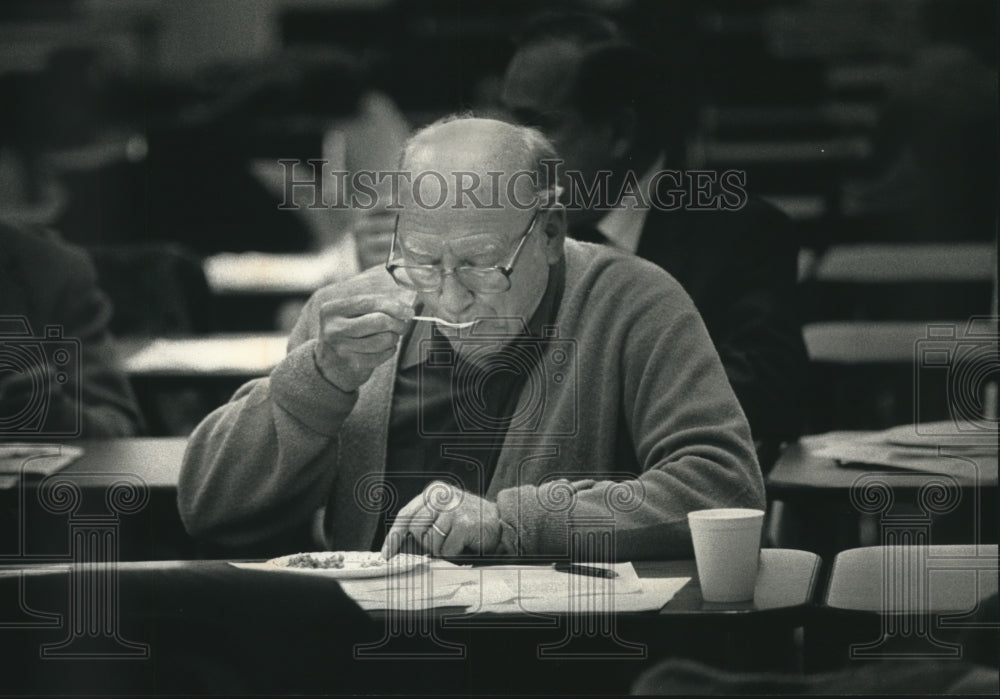 1989 Press Photo Ray Brussock at School for Seniors,Wisconsin - mjc01121 - Historic Images