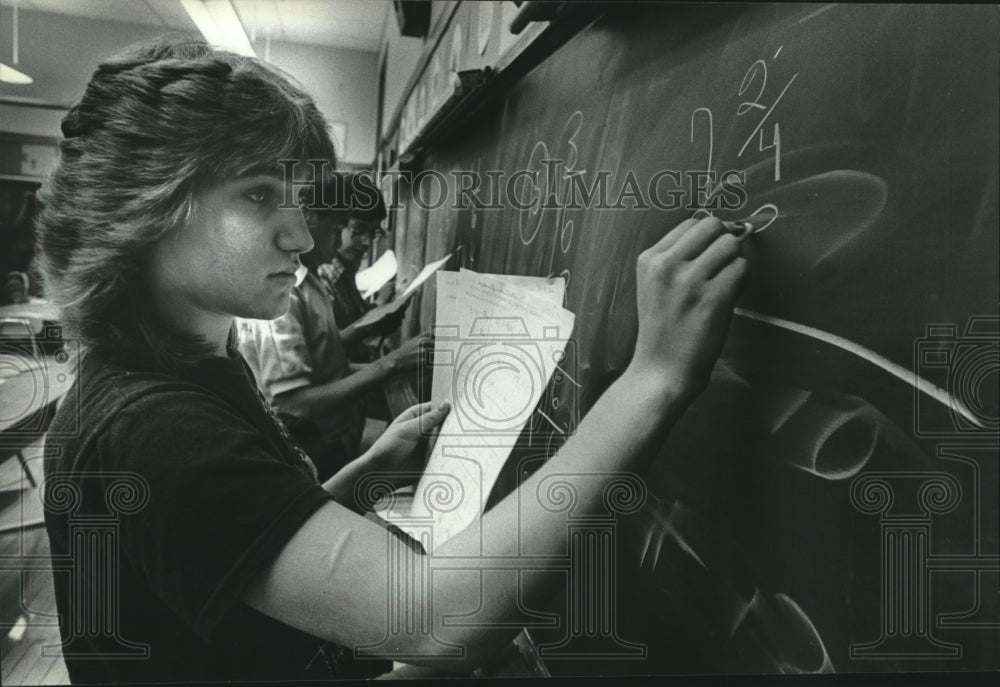 1982 Press Photo Helen Juric, Student at Walker School, Solving Math Problem - Historic Images