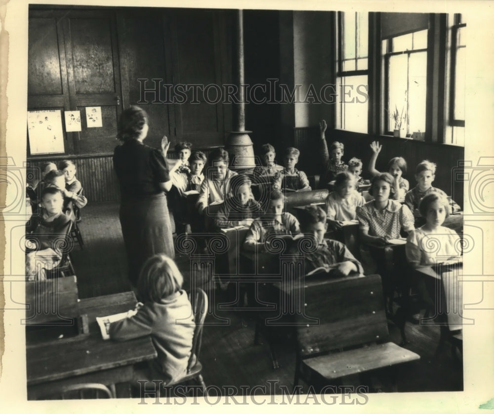 1983 Press Photo Teacher with Class in Two-Room School in Millertown, Tennessee - Historic Images