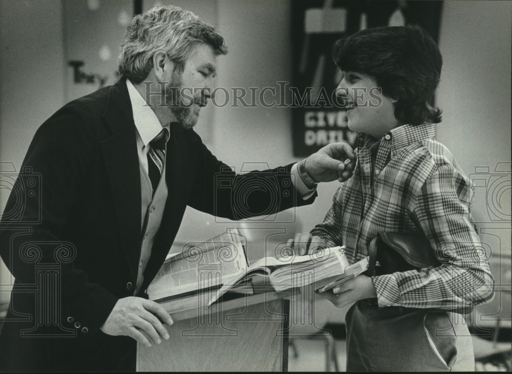 1982 Press Photo Milwaukee Lutheran Religion Teacher Looks at Student&#39;s Necklace - Historic Images