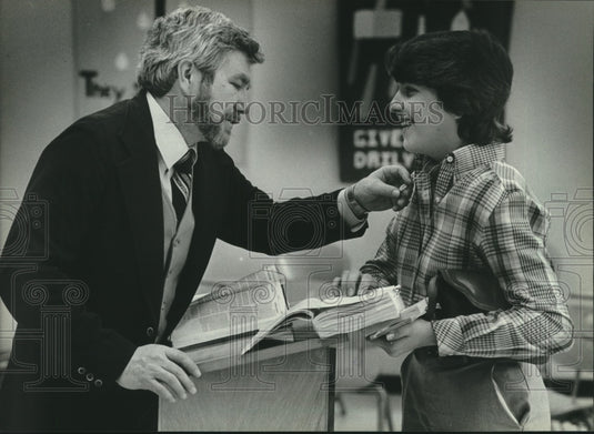1982 Press Photo Milwaukee Lutheran Religion Teacher Looks at Student's Necklace - Historic Images