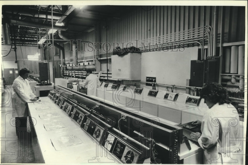 1983 Press Photo Technicians Inspect Washing Machines at Speed Queen in Ripon - Historic Images
