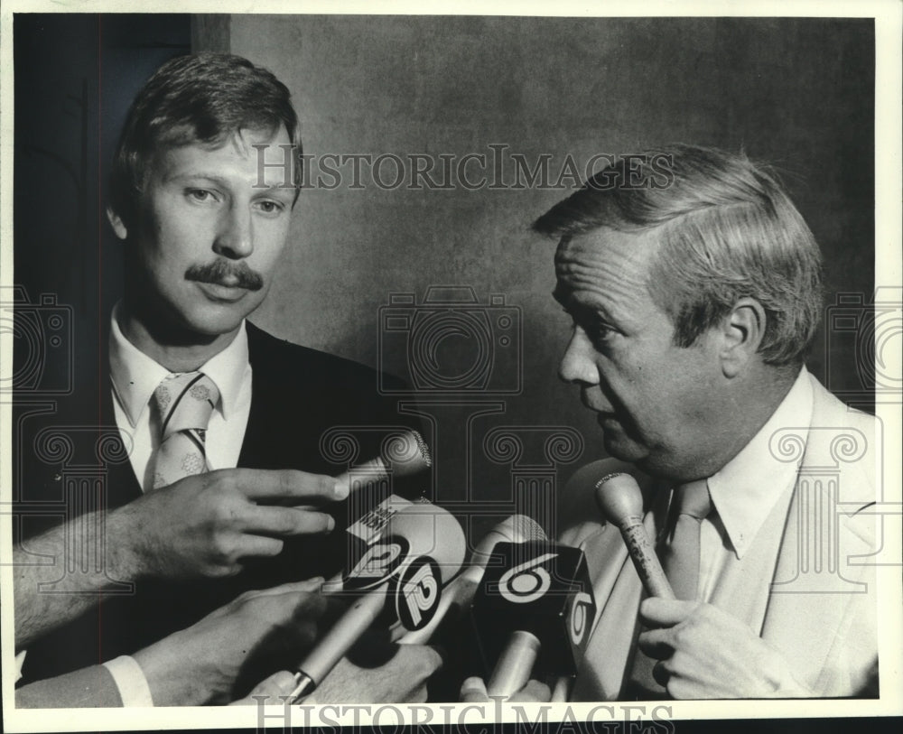 1982 Press Photo John Cieciwa and James M. Schoemperlen. Wisconsin - mjc01174 - Historic Images
