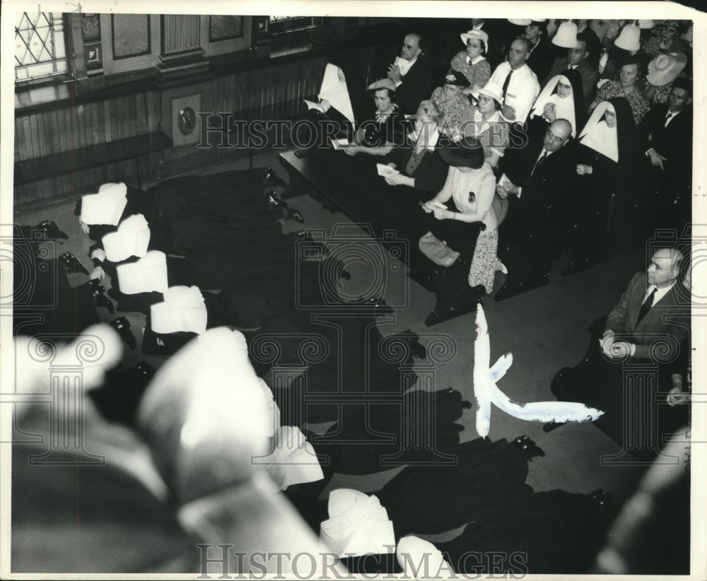 1940, Sisters of Notre Dame Covenant Demonstrate Humbleness to God - Historic Images