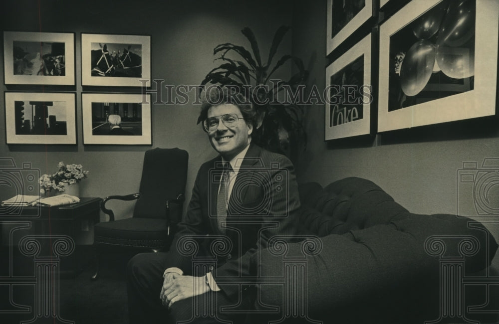 1988 Press Photo Paul V. Schnetzky, Vice President of First Bank Milwaukee - Historic Images
