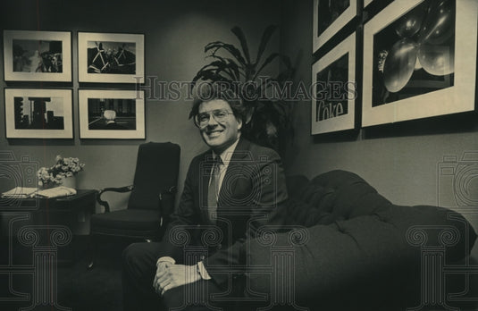 1988 Press Photo Paul V. Schnetzky, Vice President of First Bank Milwaukee - Historic Images