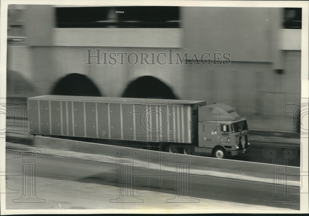 1991 Press Photo Schneider National Truck Takes Computer Terminals to Green Bay - Historic Images