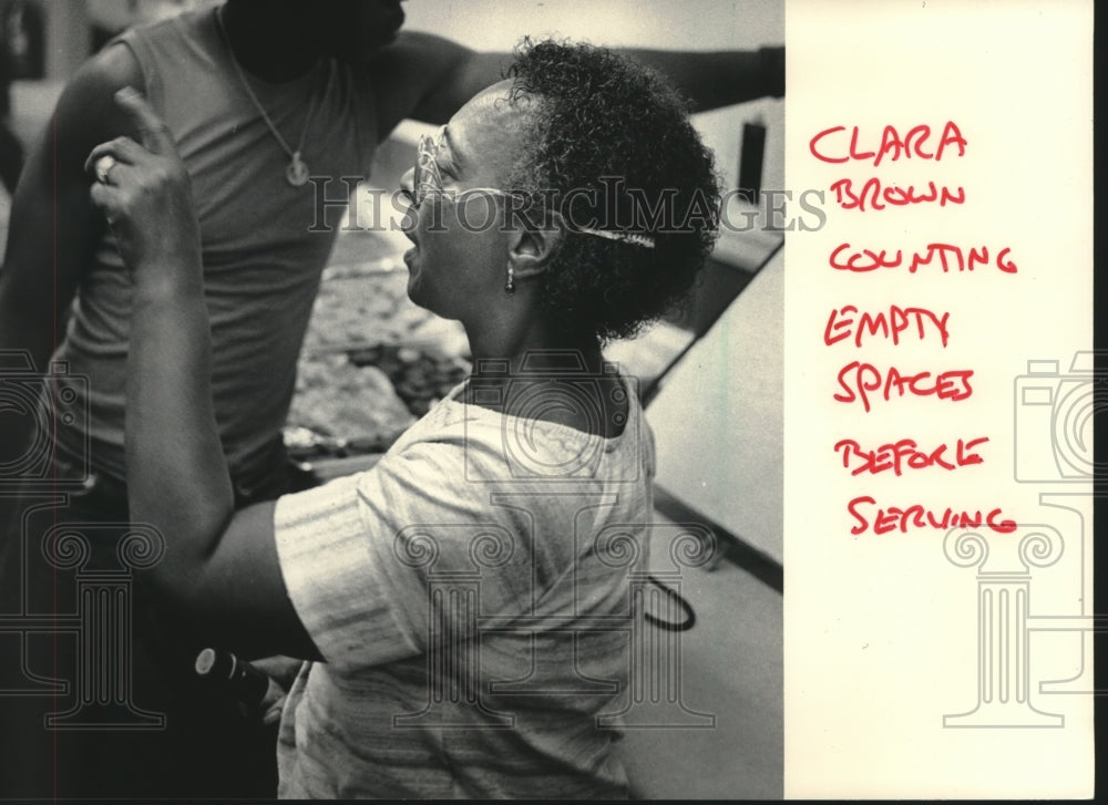 1984 Press Photo Clara Brown of Milwaukee St. Gall Catholic Church meal program - Historic Images