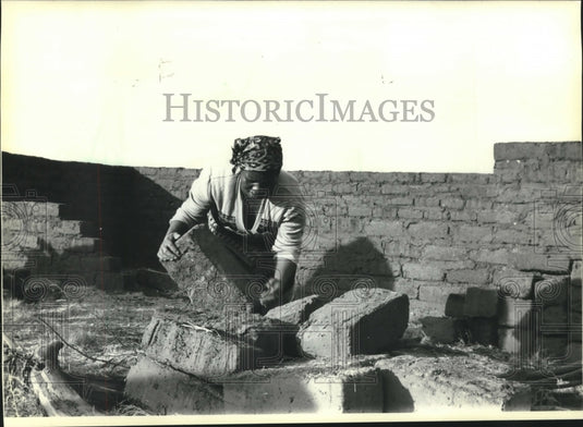1990, South African woman builds her home in the Mehloloaneg Village - Historic Images