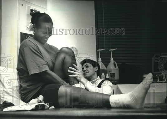 1993 Press Photo Glynnis Payne-Walker helped by Terri Jo Rucinski-Milwaukee - Historic Images