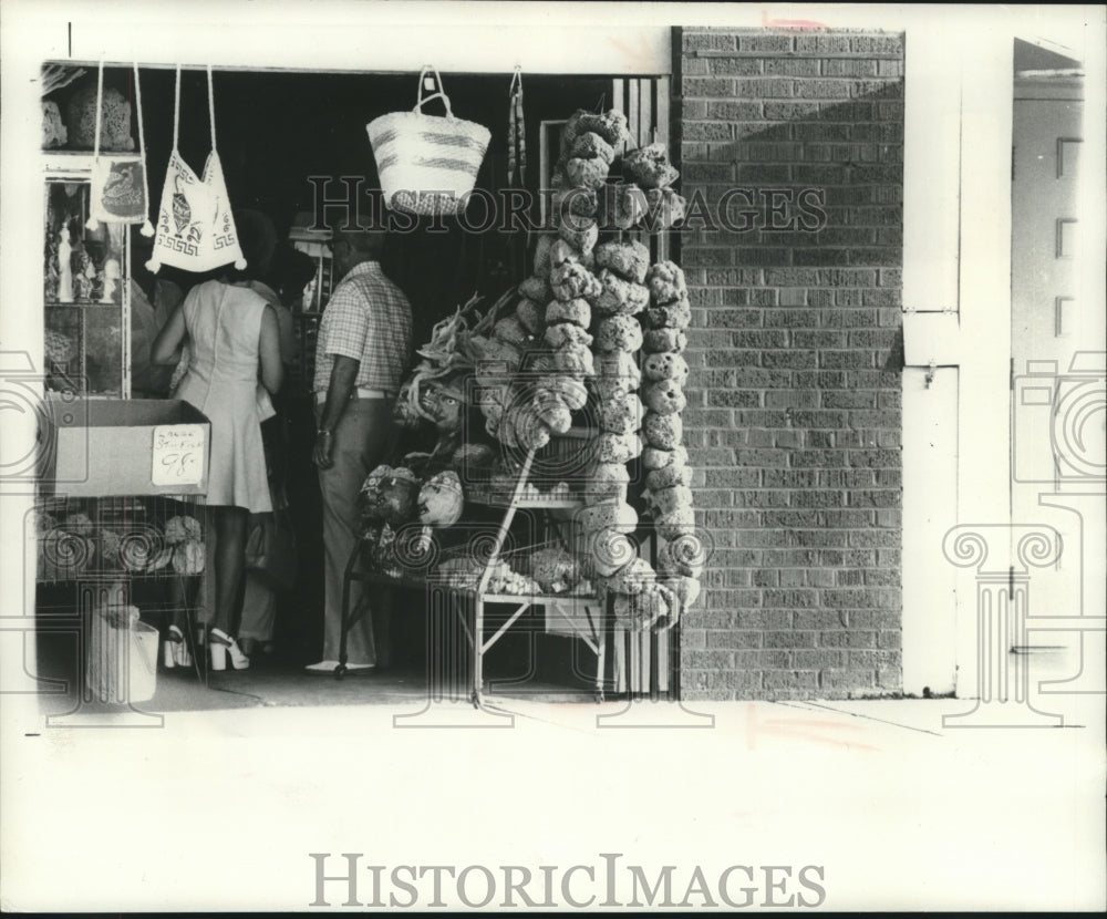 1976 Press Photo Among items in a souvenir shop are real sponges. - mjc01234 - Historic Images