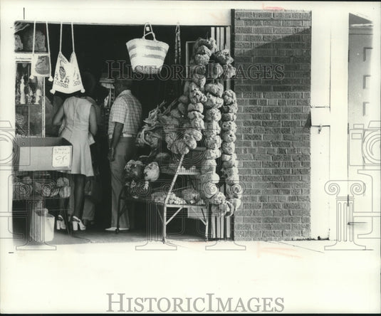 1976 Press Photo Among items in a souvenir shop are real sponges. - mjc01234 - Historic Images