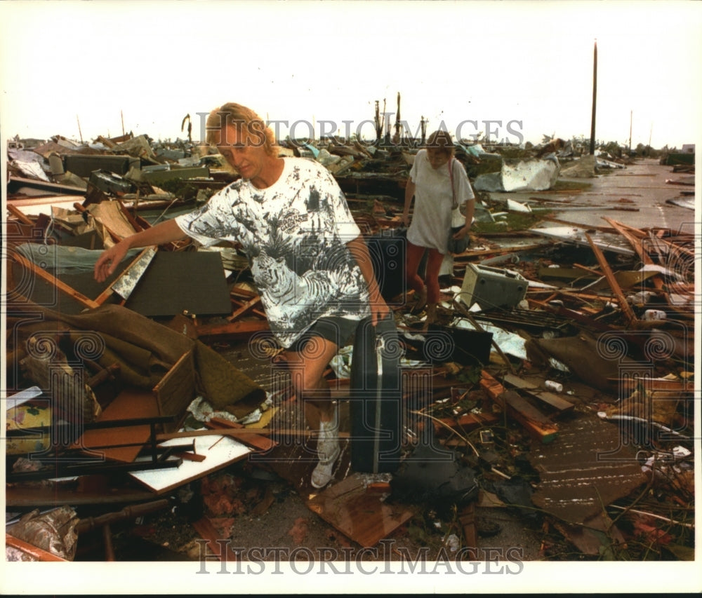 1992 Press Photo Survivors pick through debris after Hurricane Andrew in Florida - Historic Images
