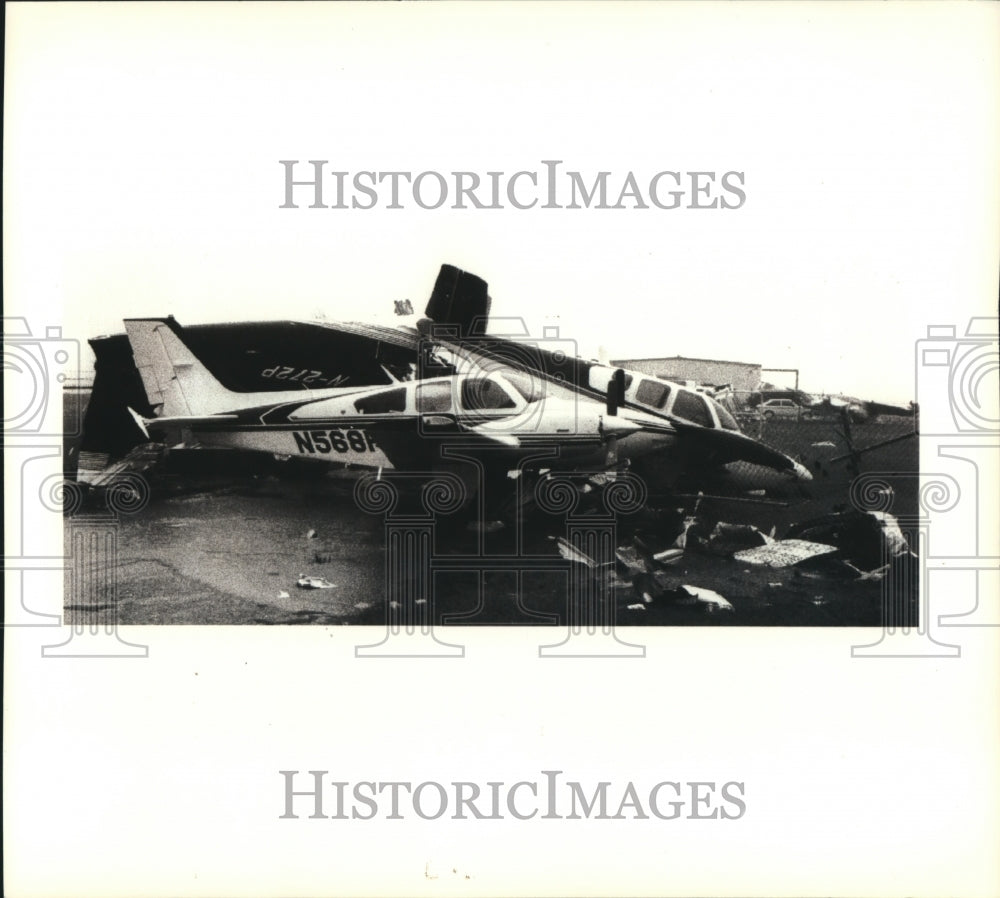 1992 Press Photo airplanes damaged by Hurricane Andrew in Miami - mjc01242 - Historic Images