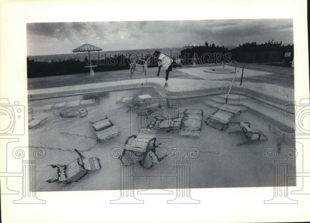 1992 Press Photo Scott Chapman prepares for Hurricane Andrew in Florida - Historic Images