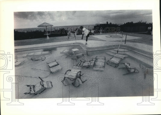 1992 Press Photo Scott Chapman prepares for Hurricane Andrew in Florida - Historic Images
