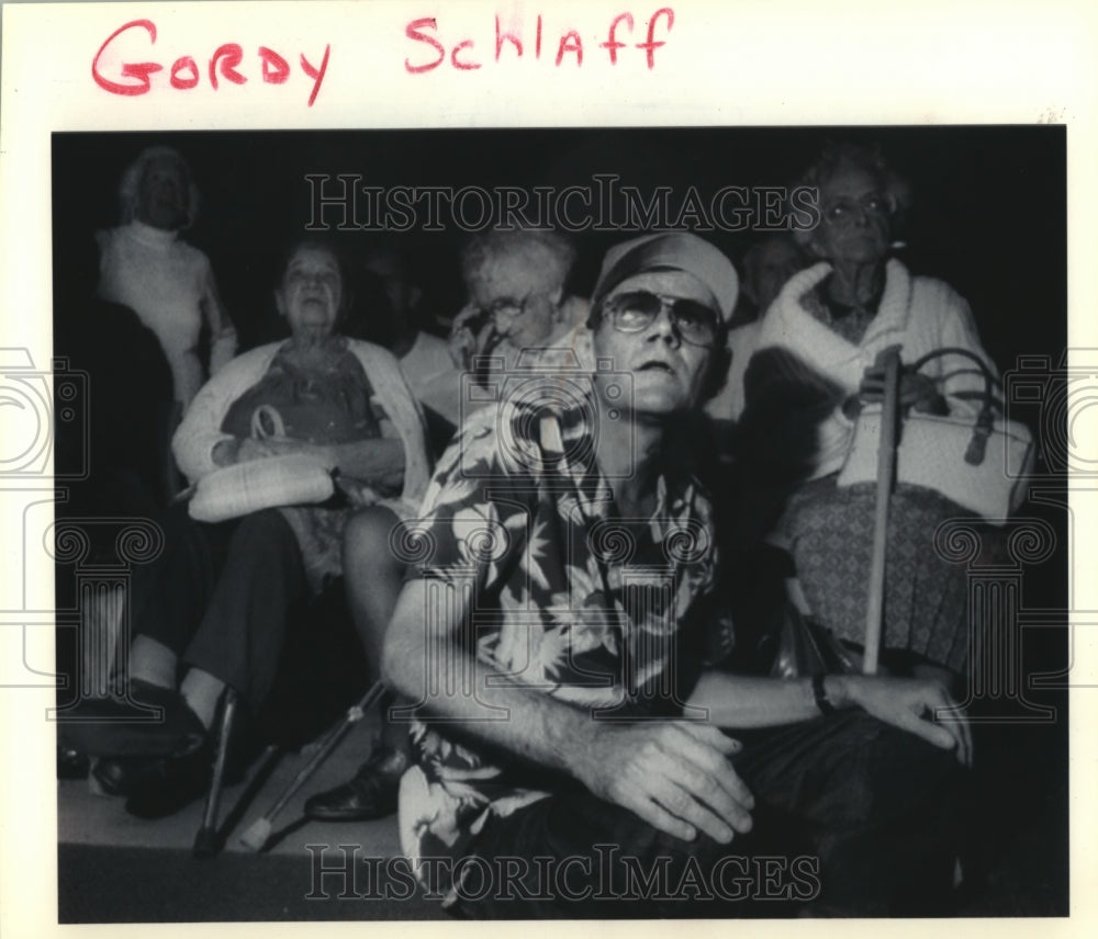 1992 Press Photo Residents brace for Hurricane Andrew at Miami high school - Historic Images