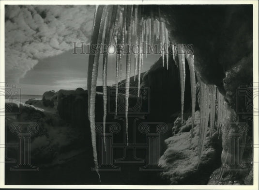 1994 Press Photo Cold weather and Lake Michigan spray create a scene of beauty - Historic Images