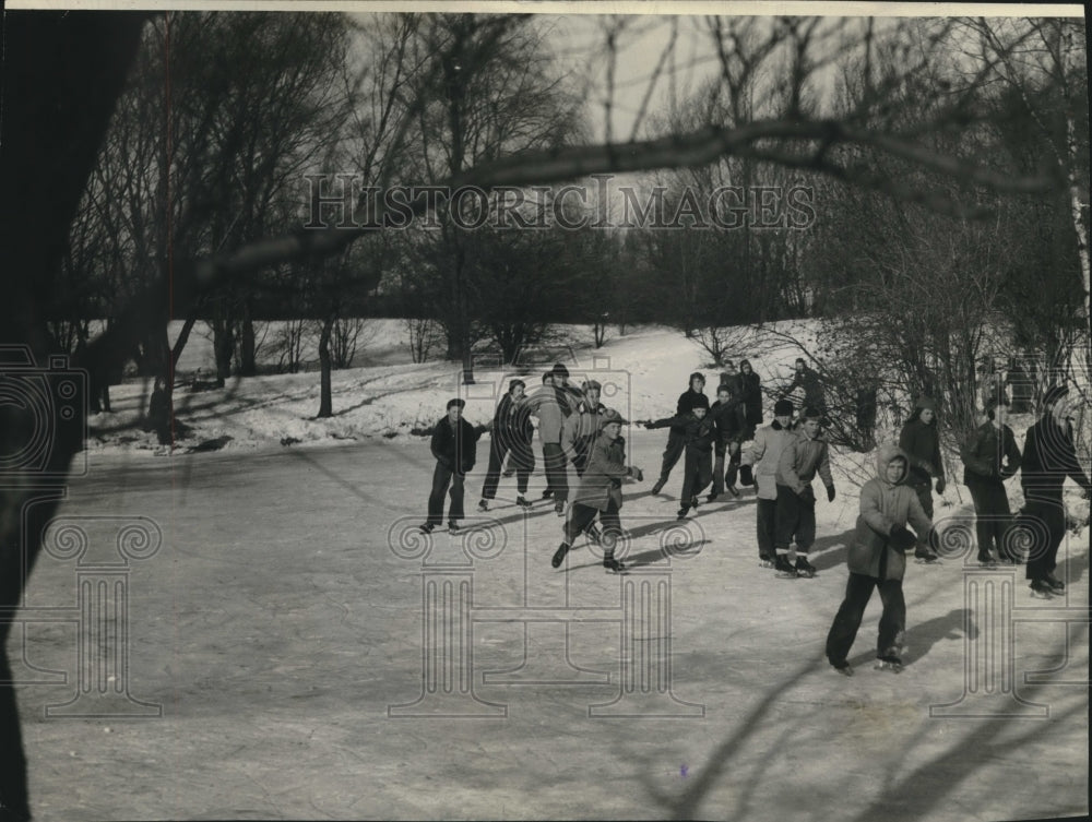 1944 Press Photo Young ice skaters at Estabrook park lagoon-Milwaukee- Historic Images