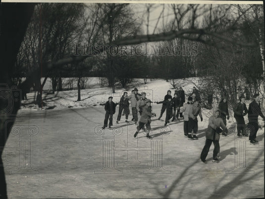 1944 Press Photo Young ice skaters at Estabrook park lagoon-Milwaukee- Historic Images