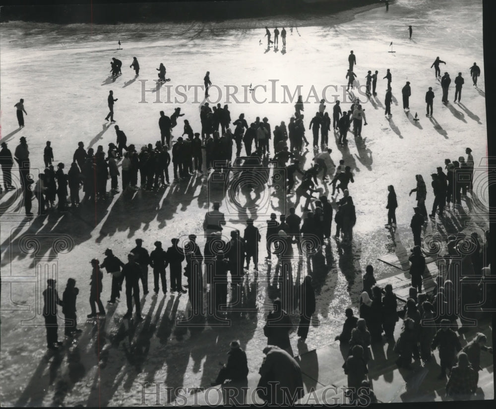 1956 Press Photo Ice skaters from Manitoba school race at Jackson Park-Milwaukee - Historic Images