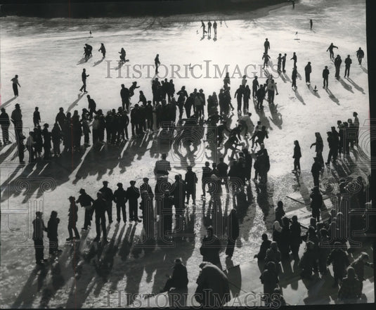 1956 Press Photo Ice skaters from Manitoba school race at Jackson Park-Milwaukee - Historic Images