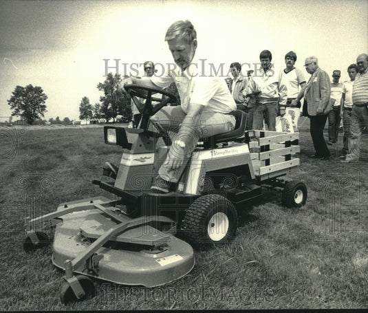 1986 Press Photo Alan Chase, of Simplicity Manufacturing demonstrates lawn mower - Historic Images