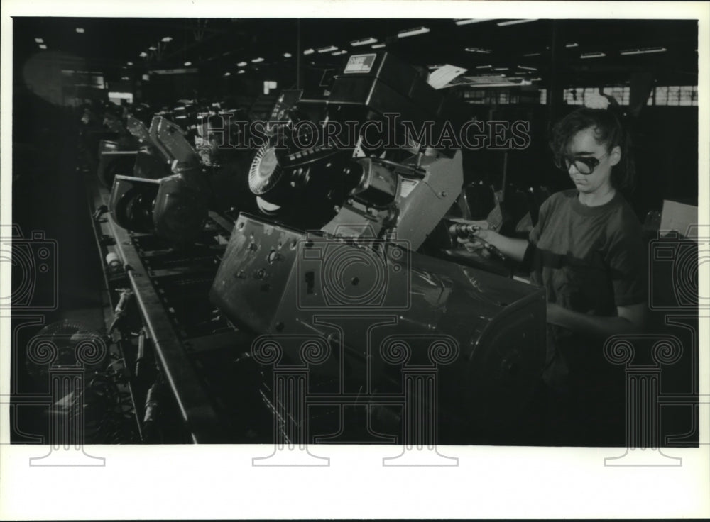 1994 Press Photo Jenny Schinker works assembly line, SImplicitiy Manufacturing - Historic Images