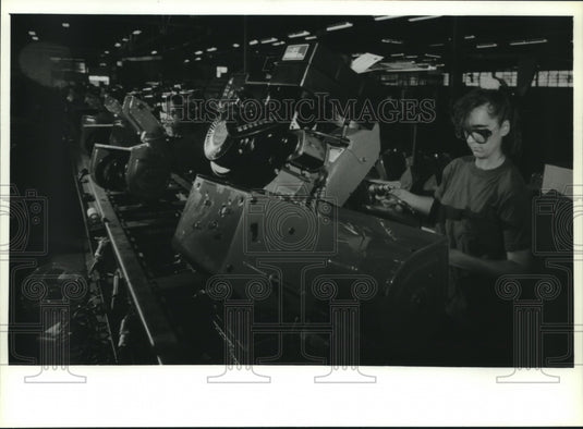 1994 Press Photo Jenny Schinker works assembly line, SImplicitiy Manufacturing - Historic Images
